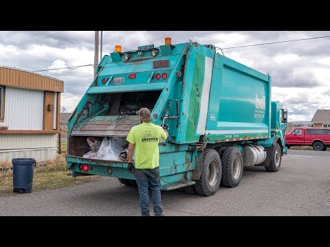 Peterbilt 320 - Heil DuraPack 5000 Rear Load Garbage Truck