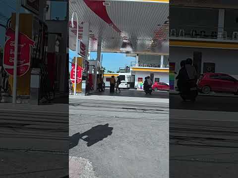 菲律賓女孩阻止加油站員工吵架｜Filipino girl stops gas station employees from arguing