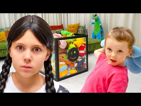 Wednesday Addams juega con los niños 🖤 Divertidas aventuras de Vania y Mania