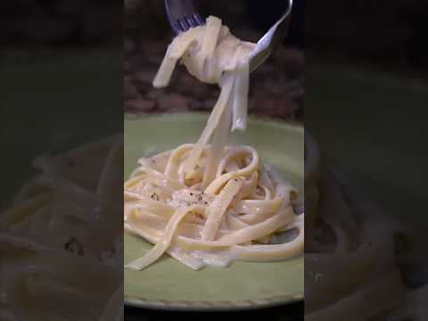 15 Minute Pasta Alfredo #simplepasta #easydinner #15minutemeal #alfredo #easyrecipes #cheesypasta