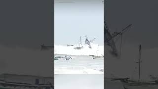 BOATS TOPPLED BY LARGE WAVESIN PERU