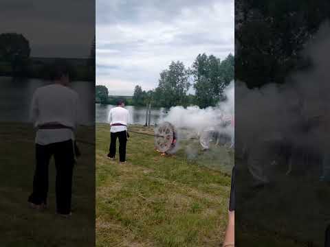 Сжигание колеса солнца и погружение его в воду