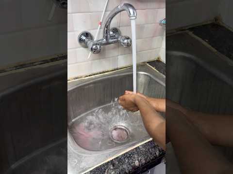 Kitchen ke Kale pade sink ko clean Karen minuton mein #kitchensink #kitchencleaning #kitchenhacks 😍🔥