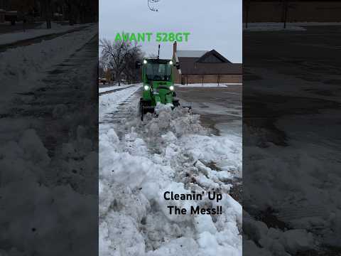 Using The BUCKET (1150) On The AVANT 528GT To Clean Up PARKING Lot! #avant #snowplowing #avanttecno