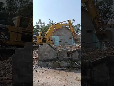 komatsu pc200 moving debris of the ruined house