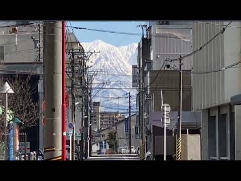 Hidden Japan   78   　建物のすき間から見える立山連峰　 Mountain range seen from the city