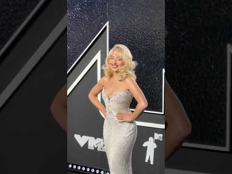 Sabrina Carpenter Dazzles on the VMAs Red Carpet