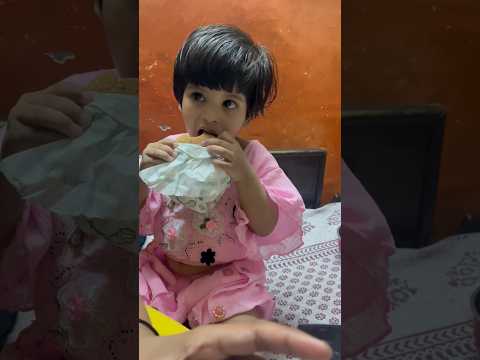 क्यूट भांजी Eating Burger #minivlog #shortvideo #365 #365daysvlogchallenge