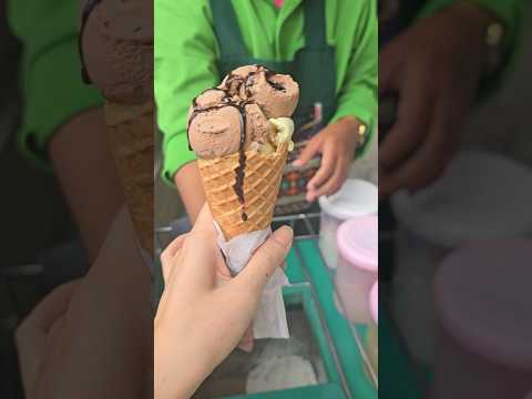 ไอศครีมโคนรถเข็น chocolate เยิ้มๆ 🍦 #icecream #bangkok #thailand