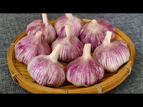 Did You Know There's a Little Mechanism on Garlic? Press and Twist, and the Skin Comes Off Instantly