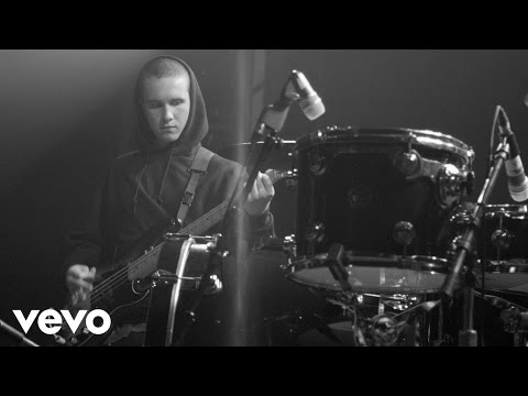 The Neighbourhood - Sweater Weather (VEVO LIFT Live)