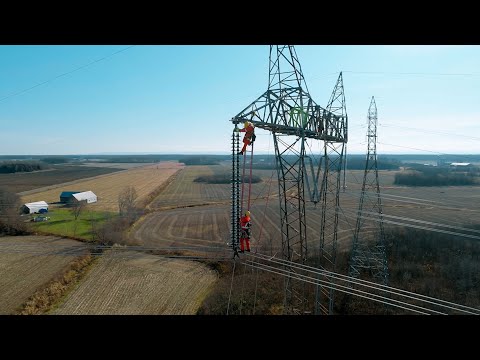 Métier : monteur ou monteuse de lignes de transport