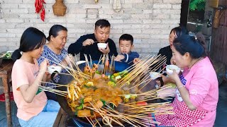 梅子自制麻辣火锅串串香，7个人围着锅边煮边吃，真过瘾【梅子美食】