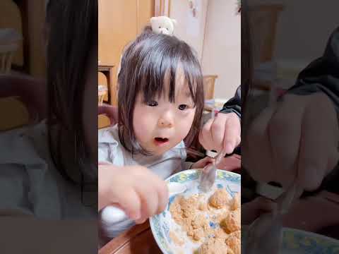 きな粉おにぎりのきな粉だけを食べる娘（2歳2ヶ月）＃shorts