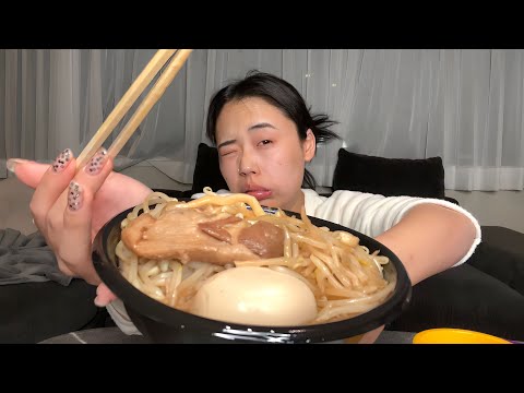 真夜中に油まみれのラーメンむさぼる