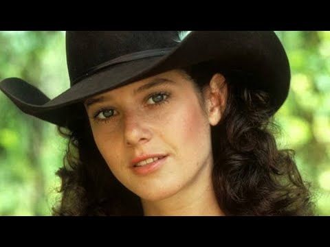 SEXY PHOTOS OF DEBRA WINGER