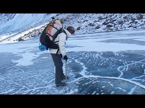 Walking on the frozen river Weasel towards the Pangnirtung fiord - Nanoq 2007 expedition