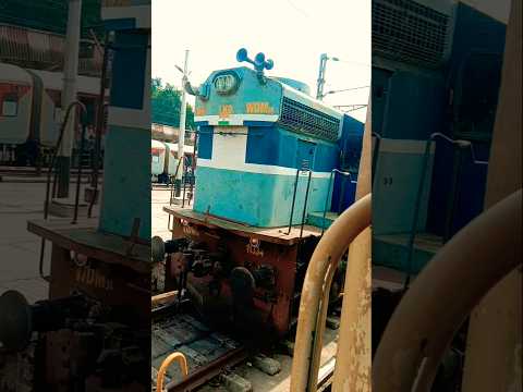 Lucknow Wdm3a Diesel Engine Crossing#uniquetrainengines#indianrailways#viralvideo#videoshort#wdm3a