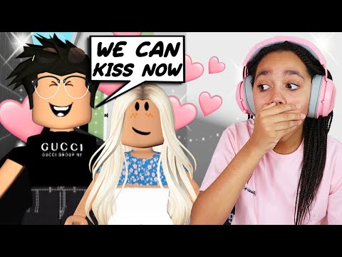 I CAUGHT MY BEST FRIENDS BOYFRIEND KISSING ANOTHER GIRL In BROOKHAVEN (ROBLOX BROOKHAVEN RP)