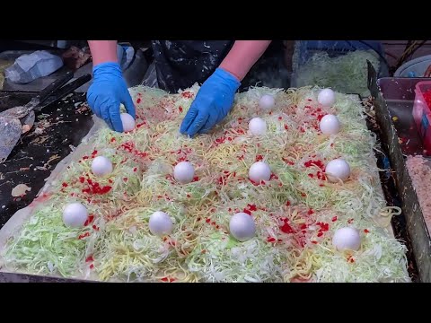 japanese street food - hiroshima style OKONOMIYAKI お好み焼き