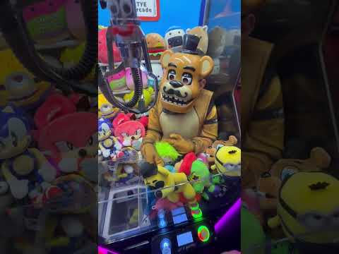 Golden Freddy Is Trapped 😮 #shorts #clawmachine #arcade #fnaf #holidaywithyoutube