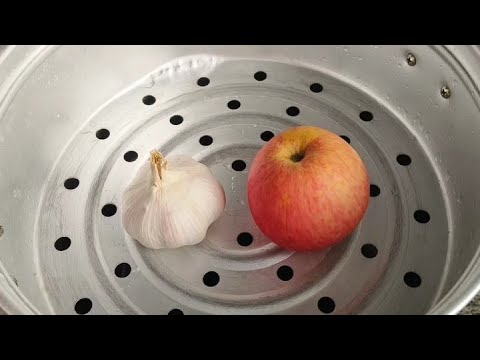 Steam apples and garlic in a pot. This is a traditional method passed down by the older ge