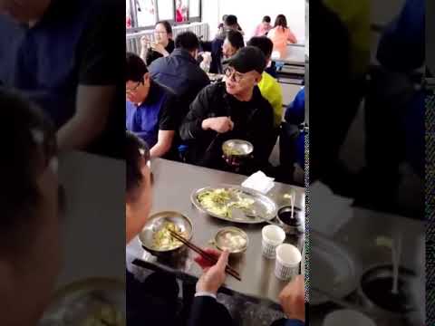 #李連杰 現身壹基金捐建的希望小學，親自到食堂與老師學生同餐，並現場個人再捐100萬用於提升伙食，正能量！👍  #Shorts