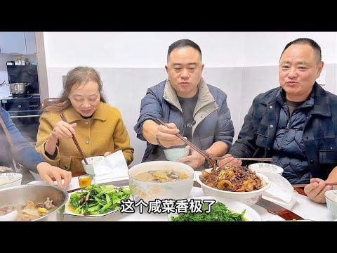 Three big men  about to go back to their daughter-in-law's hometown together  eating firewood rice