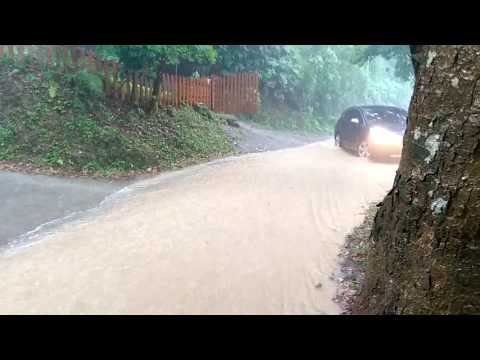 南庒山區午後雷雨，道路變河流