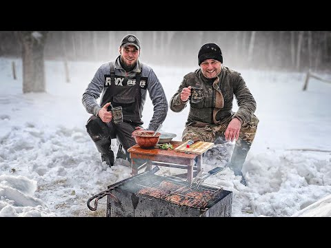 На хуторе в мороз согревает либо горячий шашлык, либо совместная работа.