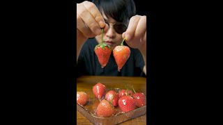 做個草莓糖葫蘆會好吃嗎？答案是...Will strawberry Tanghulu be delicious? The answer is... #草莓 #糖葫蘆 #美食實驗