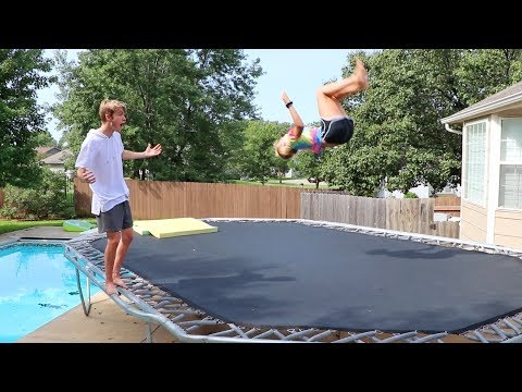 TEACHING MY SISTER A BACKFLIP! (OVERCOMING FEAR)