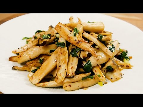 Fried king oyster mushroom with pepper is fragrant and delicious