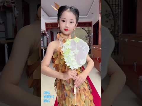 With red fallen leaves, a mother made an autumn limited-edition haute couture dress for her daughter