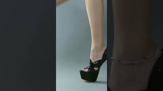 这15cm的高跟鞋穿起来还有危险，不是吗？These 15cm high heels are still dangerous to wear, aren't they?