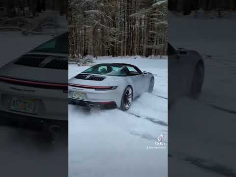 Snow drifts in the Porsche 911 Targa 4 GTS