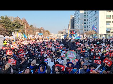 弾劾見守る市民、可決に歓声　反対派は足早に帰路―韓国