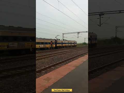 Jhansi Exp. Overtaking at Gidhaur Station | Rail Vidya | Indian Railways