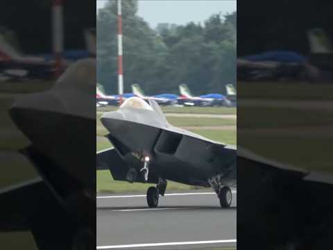 This is the world's Greatestl fighter ! an F-22 Raptor landing right in front of me