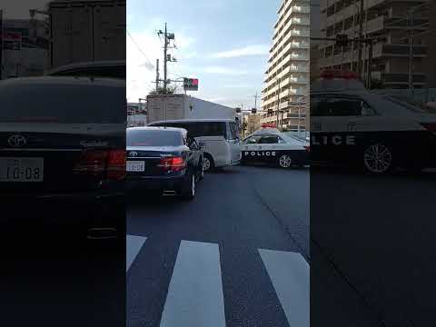 青になっても進めない!?パトカー来ちゃった。 #パトカー #渋滞