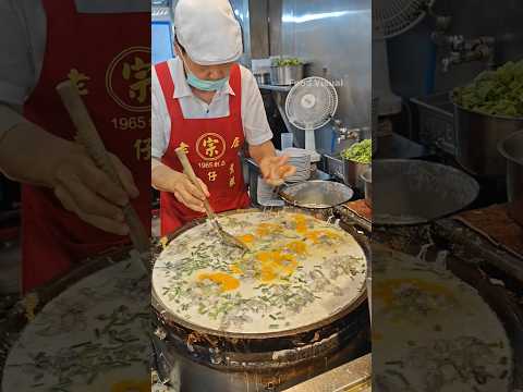 Conveyor belt Oyster Omelette 旋轉蚵仔煎 #streetfood