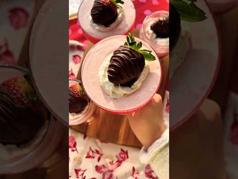 Chocolate covered strawberry fruit cups 🍓