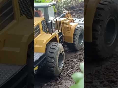 pembuatan jalan di tengah lahan perkebunan sawit #kontruksi #loader #rc #viral #toys #mainananak