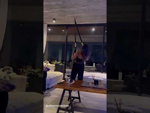 Emilia mernes entrenando pecho