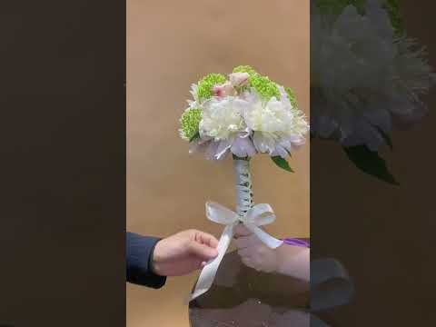 How to Wrap a Bridal Bouquet in 3 Minutes - Great Wedding How-To