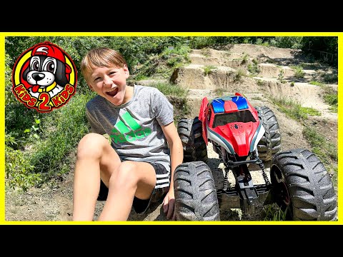 Monster Jam Marvel MEGA SPIDER-MAN RC Monster Truck 🚴‍♂️ Dirt Bike Park JUMP COURSE CHALLENGE!