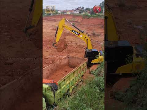 Sany Excavator Digging and Loading Dirt Truck