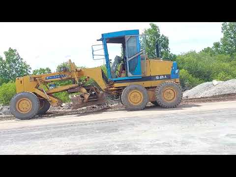 KOMATSU GD405A MOTOR GRADER SPREADING BASE COURSE FOR NEW ROAD