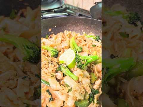 pad see-ew #trending #easyfoodtomakeathome #shortsvideo #dinnerforfour #recipe #shorts #dollarten