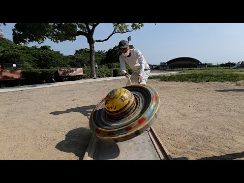 こま名人は人気者　長崎市の稲佐山公園